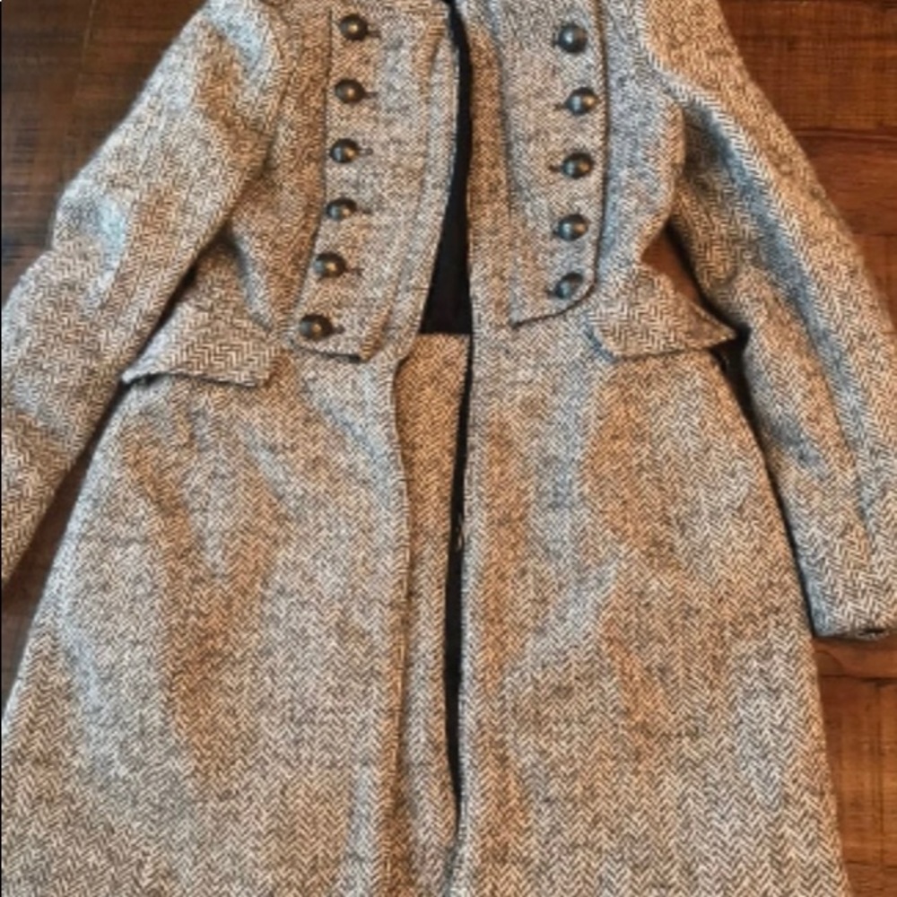 Stunning Zara Wool like herringbone coat. This is wonderful quality & well made